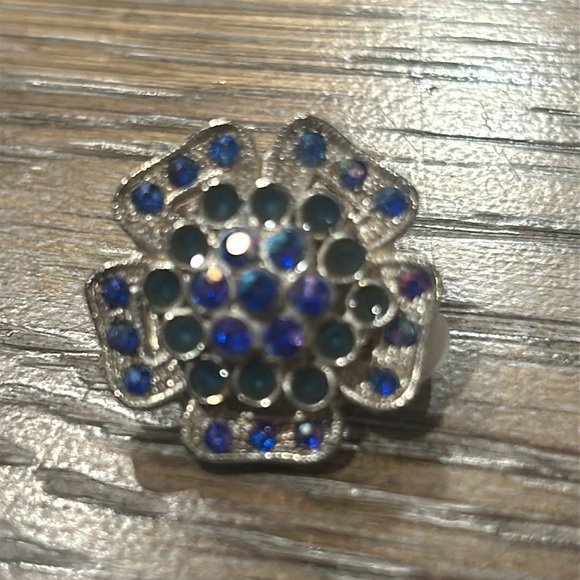 Vintage Clip On Earrings - Picture 2 of 7